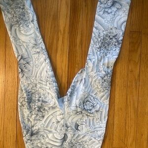 Lululemon Wunder Under crop leggings.